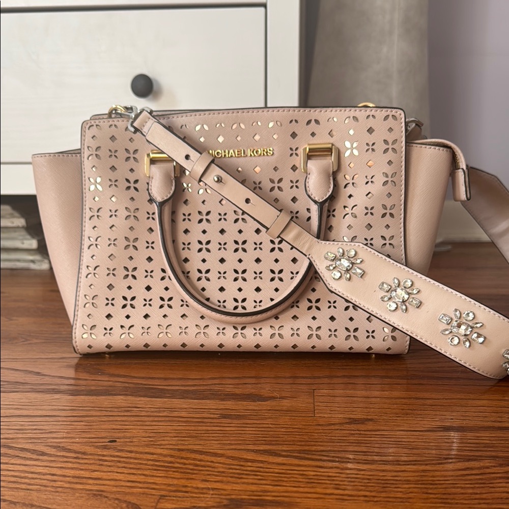 Michael Kors SELMA MEDIUM PERFORATED LEATHER MESSENGER IN SOFT PINK